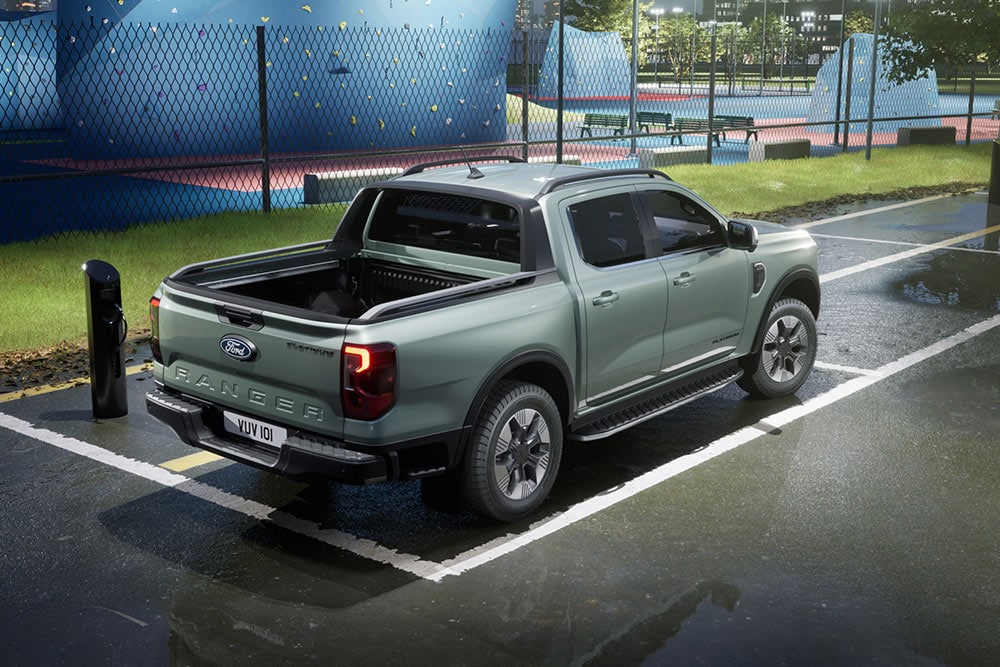 Un Ranger grigio parcheggiato accanto a un campo sportivo colorato.