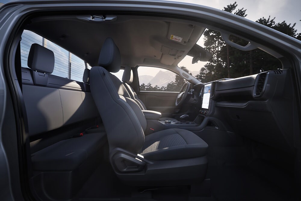 Vista laterale attraverso l’interno della cabina di un Ford Ranger XLT Super Cab.