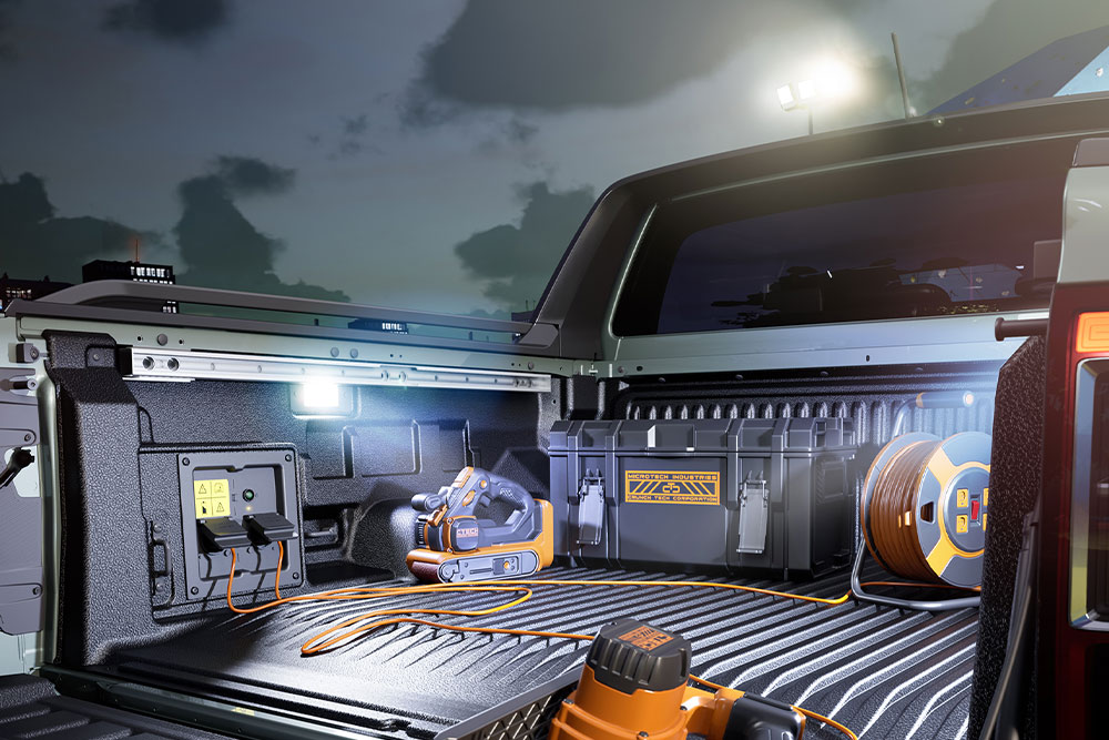 Primo piano degli attrezzi e dell’illuminazione del pianale di un Ford Ranger PHEV con Pro Power OnBoard