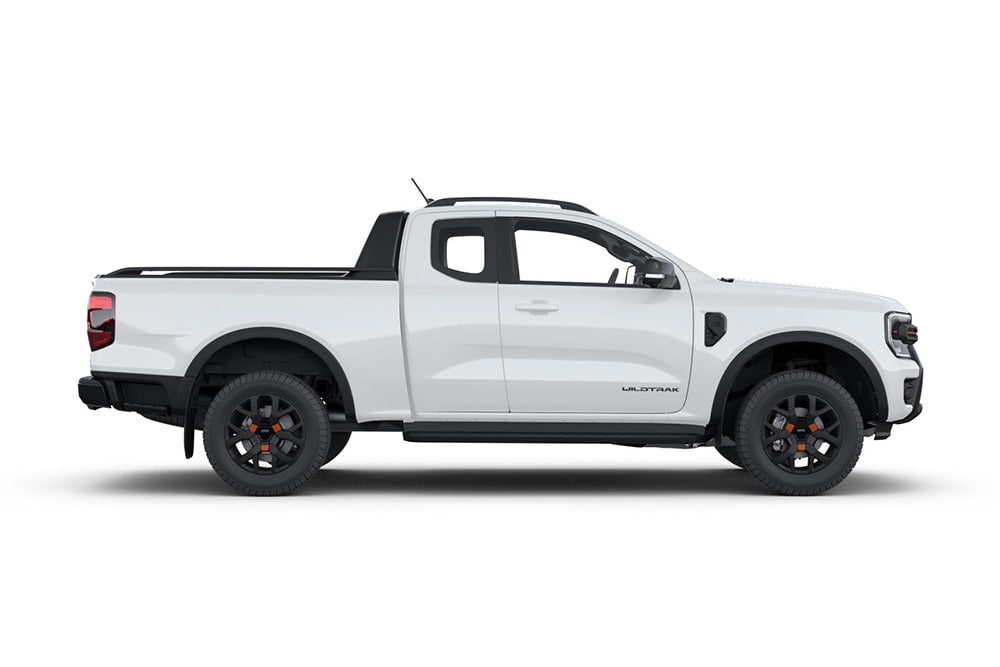 Vista laterale di un pick-up Ford Ranger Super Cabine bianco.