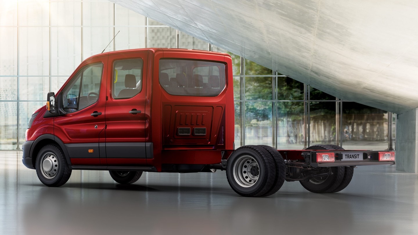 Ford Transit Chassis Cab rosso, vista laterale a tre quarti, in esposizione