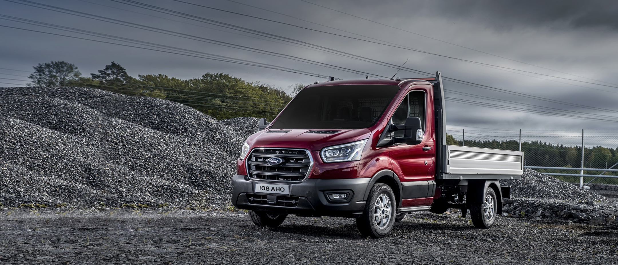 Ford Transit Chassis Cab rosso, vista laterale, fermo in area di parcheggio