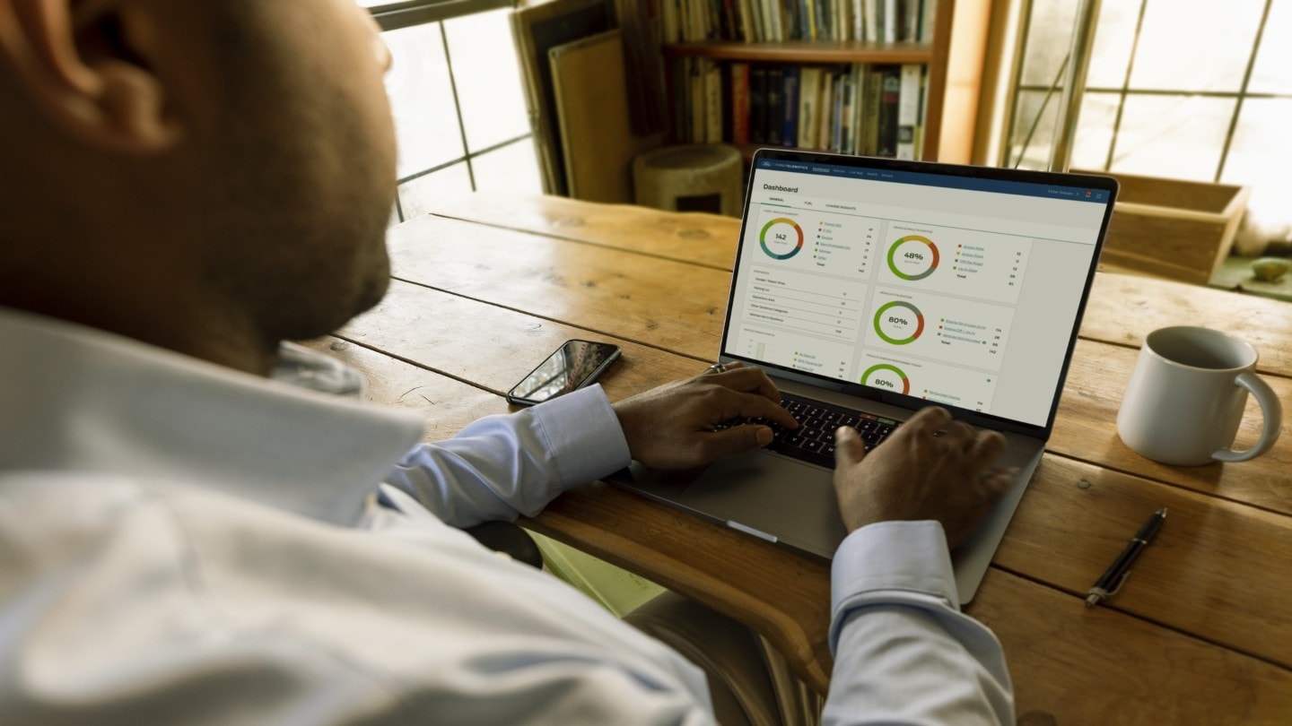 L'uomo gestisce i tempi di inattività tramite il software Ford via laptop