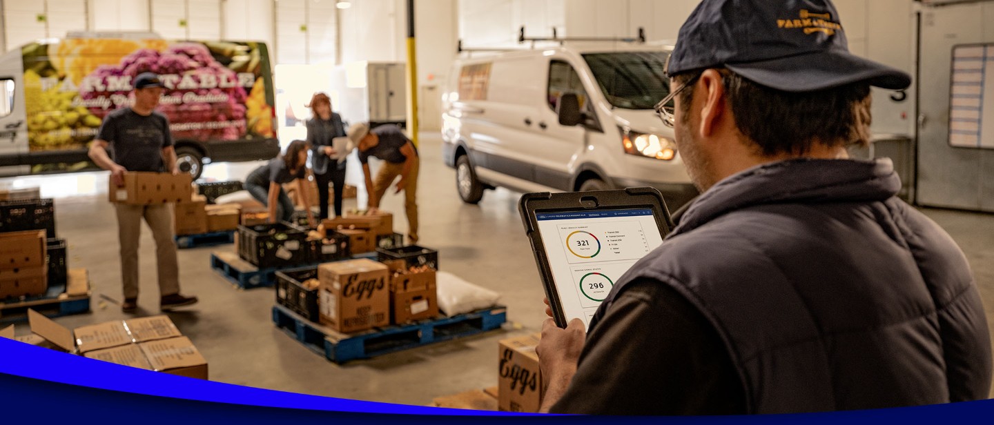 Uomo con intelligenza Ford Pro in un campo