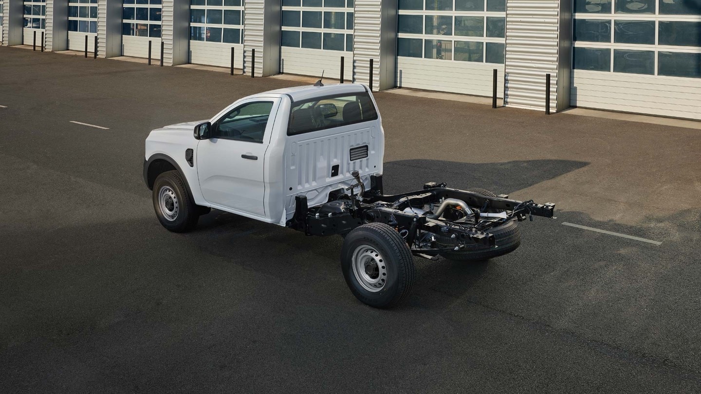 Ford Ranger Chassis Cab cabina singola bianco, vista laterale, in esposizione