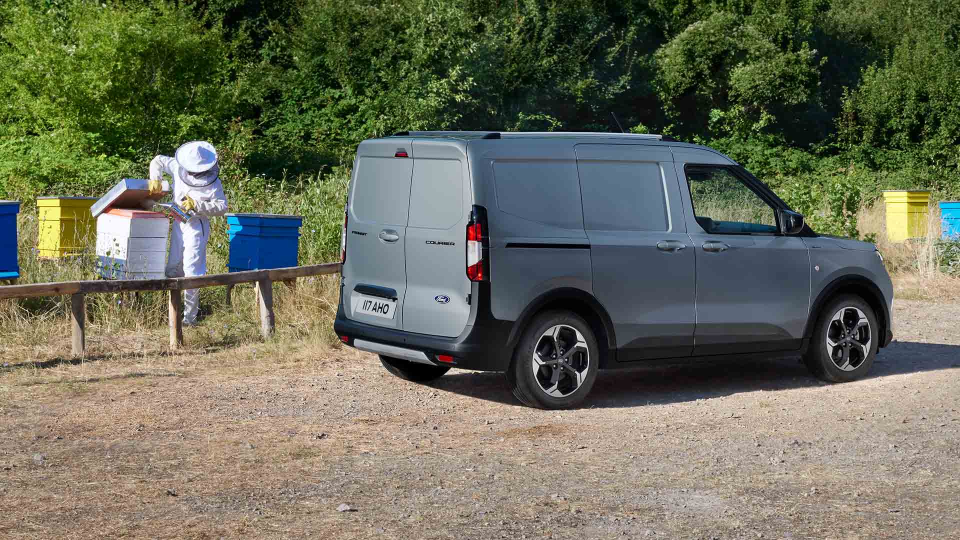 Un apicoltore al lavoro vicino a un nuovo Ford Transit Courier.