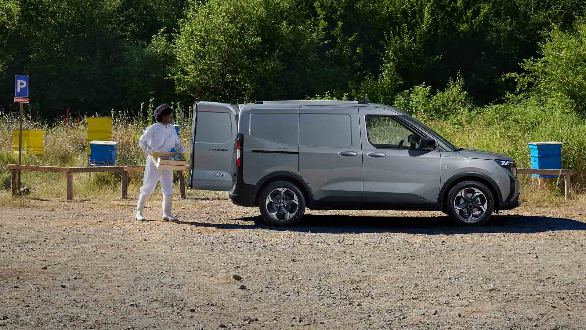 Un apicoltore carica del miele su un Ford Transit Courier