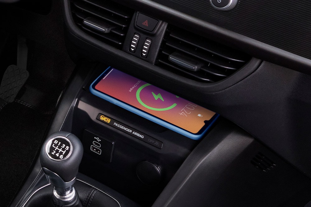 Ricarica senza fili di uno smartphone a bordo del nuovo Ford Transit Courier