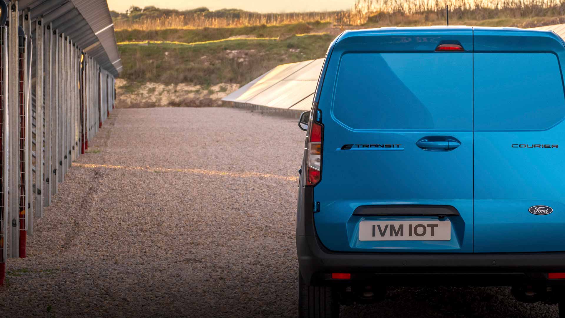 Ford E-Transit Courier blu – Vista posteriore