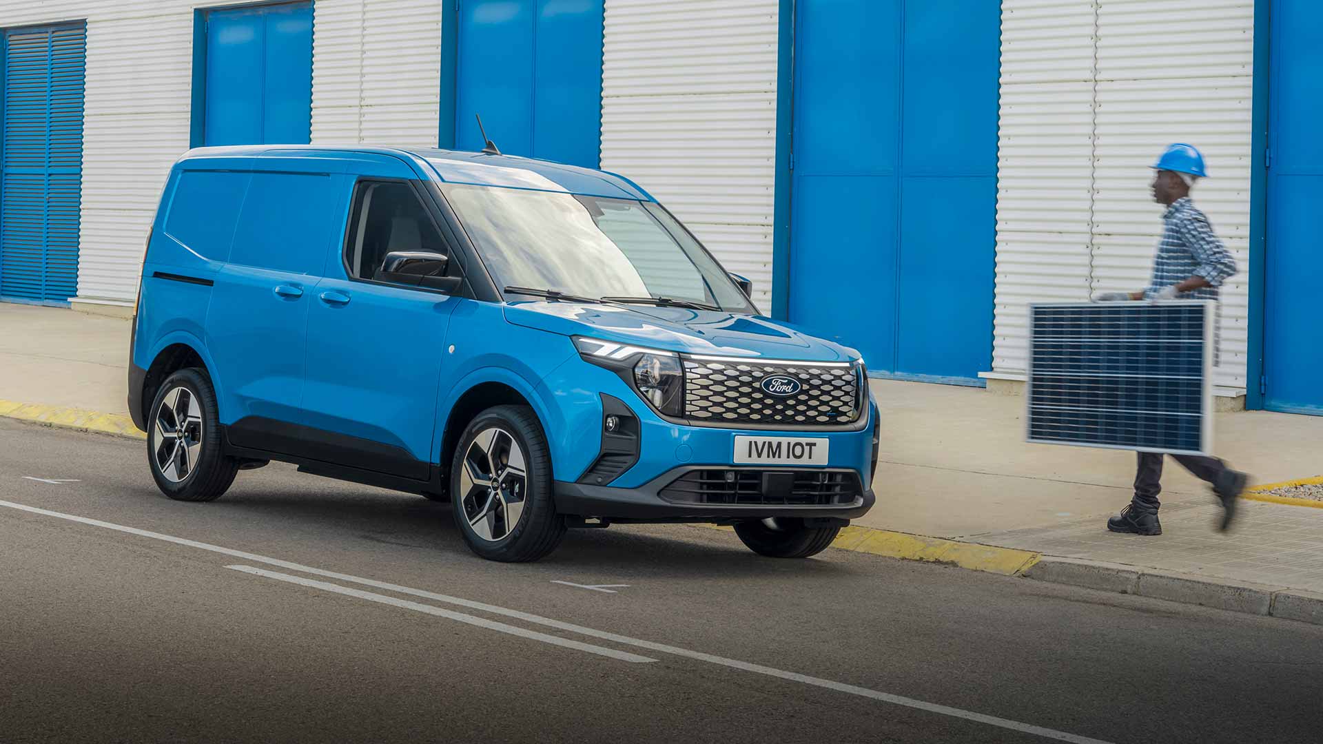 Ford E-Transit Courier blu – Vista frontale a tre quarti