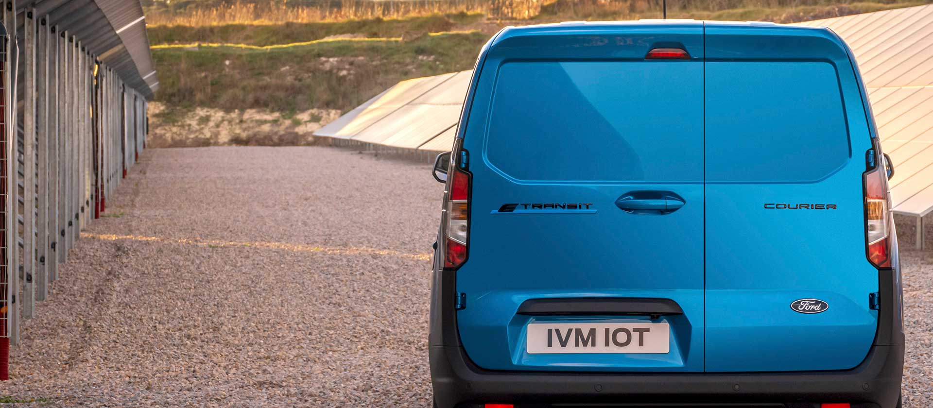Vista posteriore di un Ford E-Transit Courier blu