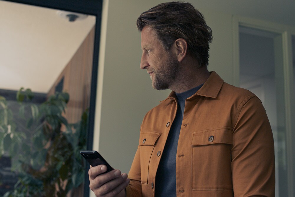 Un cliente Ford utilizza un dispositivo mobile