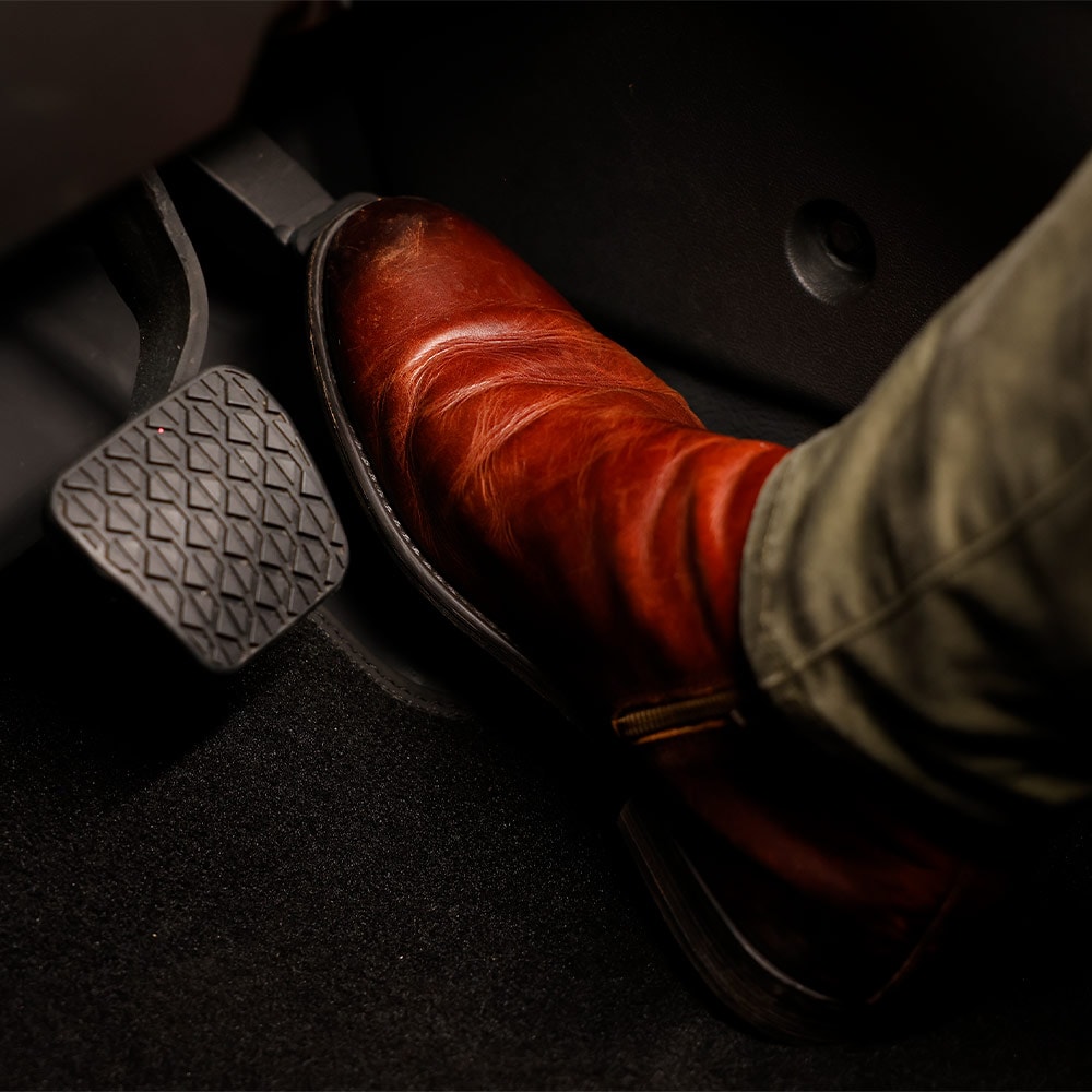Ford E-Transit Courier – Un uomo preme sull’acceleratore