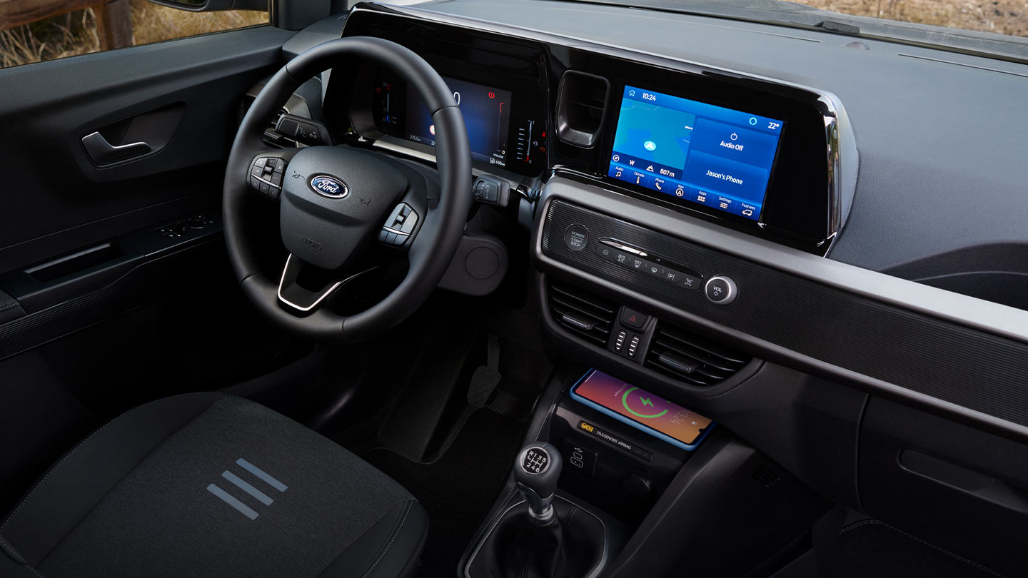 Un Ford Transit Courier con il display del Ford SYNC 4 attivo