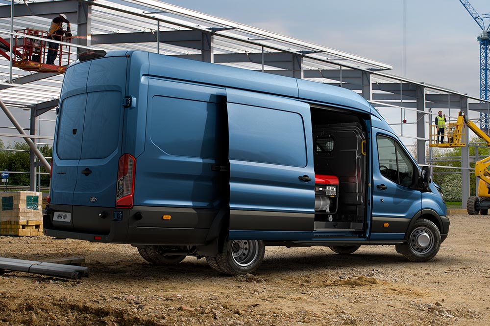 Furgone Ford Pro Transit blu parcheggiato in un cantiere.