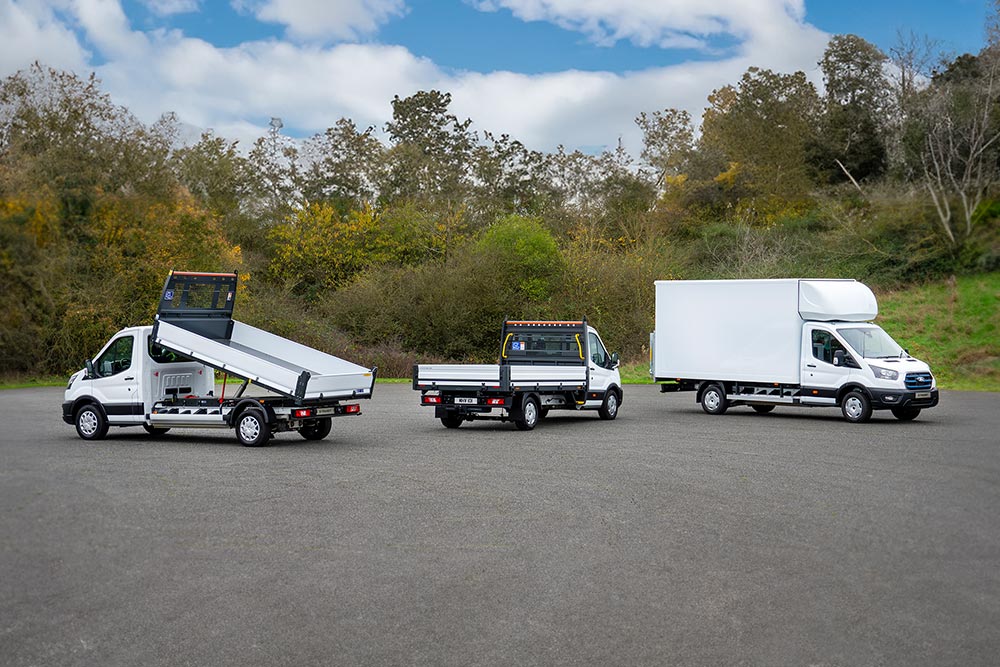 Gamma Ford Transit che include ribaltabili e conversioni di furgoni Luton.