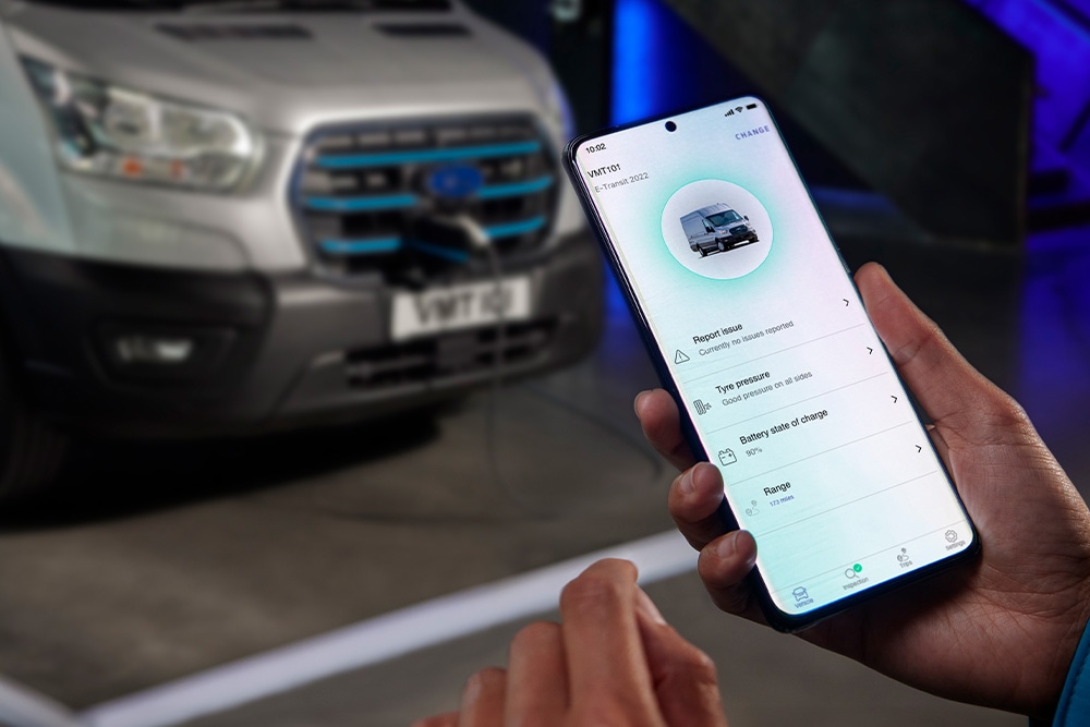 Una persona utilizza l'app FordPass per controllare lo stato di ricarica di una Ford E-Transit.