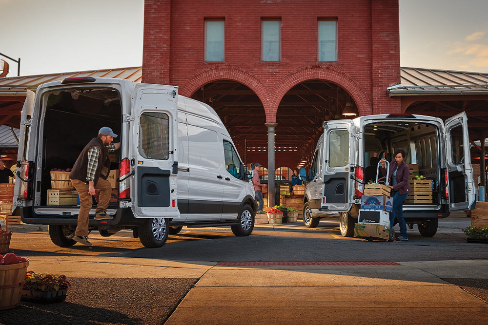 Scene che mostrano come attivare il modem Ford a bordo del veicolo e i suoi pratici utilizzi nel mondo reale.