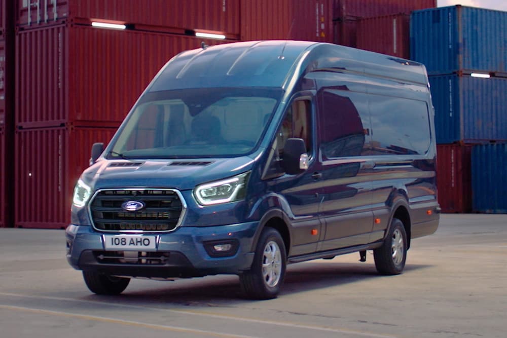  Icone dati modem visualizzate intorno a un veicolo Ford blu in un ambiente di cantiere navale.