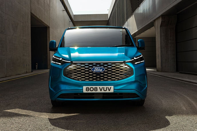 Vista frontale di un Ford E-Transit Custom blu