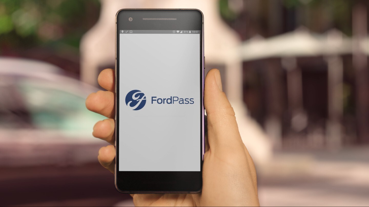 Mano che regge uno smartphone con app FordPass