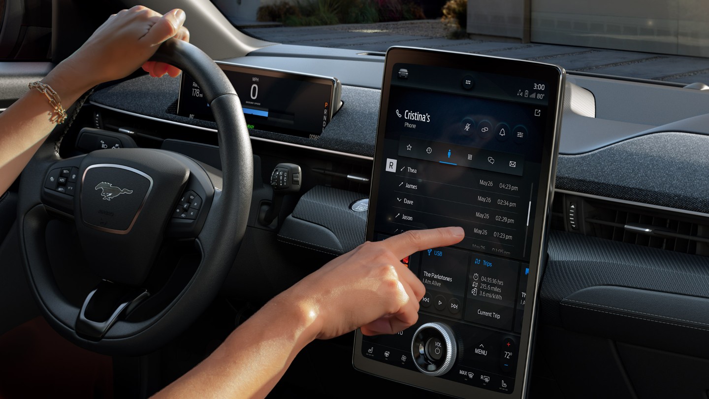 Visualizzazione del manuale d’istruzioni digitale sul touchscreen del Ford SYNC 4